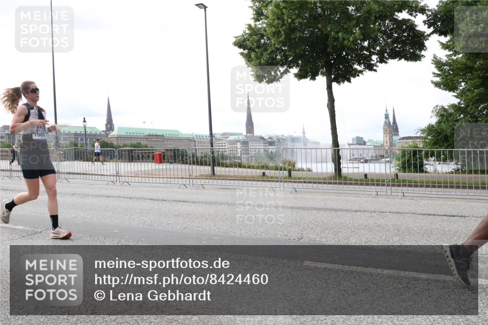 29.06.2025 - hella hamburg halbmarathon Lena Gebhardt http://msf.ph/oto/8424460 29.06.2025 10:28:28 Lombardsbrücke 1505, 3445, 4700, 5369, 5604, 5718, 5903, 5939, 6102, 6418, 6632, 7667, 7980, 8215, 8327, 8560, 9642, 9653, 9654, 9716, 9855, 10434, 11692, 12780, 12842, 13045, 13296, 13400, 13568, 13678, 14017, 14155, 15123, 15256, 15608, 16125, 16643, 18256, 18293, 18604, 19180 meine-sportfotos.de