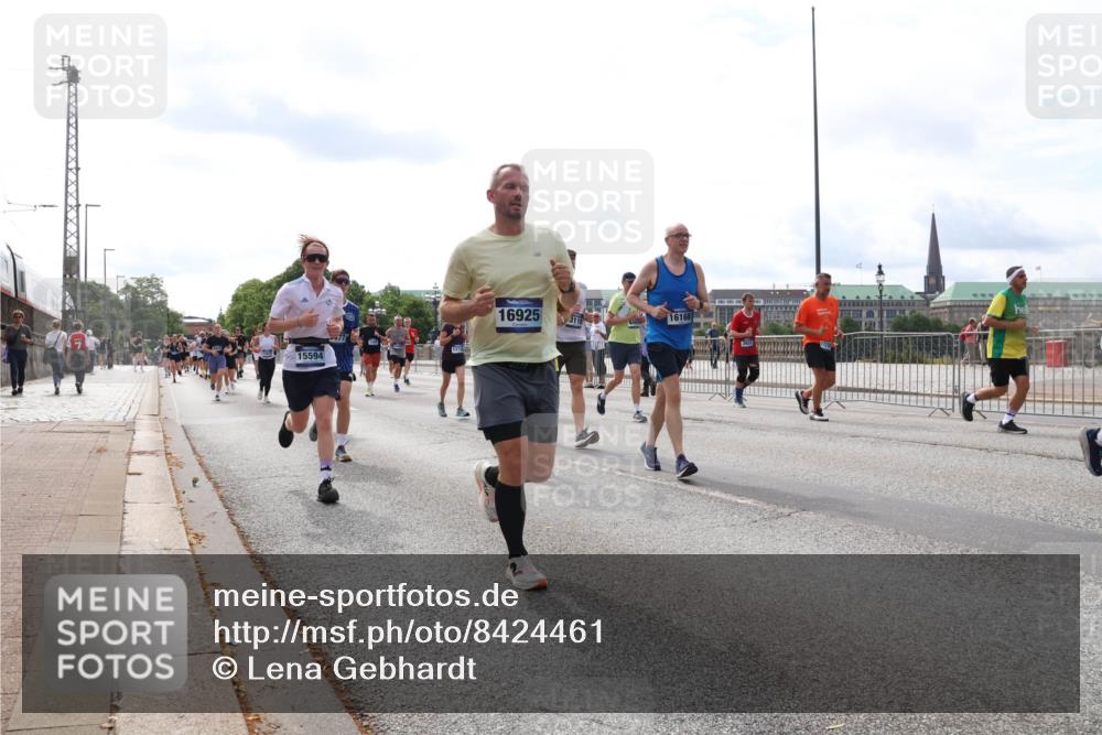 29.06.2025 - hella hamburg halbmarathon Lena Gebhardt http://msf.ph/oto/8424461 29.06.2025 10:19:10 Lombardsbrücke 15594, 1773, 16925, 16168, 1332, 1349, 1521, 1718, 1755, 2017, 2096, 2311, 2589, 2781, 2795, 2802, 2812, 2821, 2895, 3026, 3105, 3118, 3591, 3592, 3631, 4718, 4722, 4845, 5034, 5049, 5080, 5098, 5178, 5264, 5266, 5323, 5429, 5834, 6194, 6249, 6413, 6477, 6482, 6542, 6736, 7051, 7121, 7143, 7214, 7252, 8575, 8761, 8778, 8780, 9252, 9270, 9272, 9549, 9652, 9756, 9757, 9856, 10037, 10039, 10124, 10129, 10467, 10816 meine-sportfotos.de