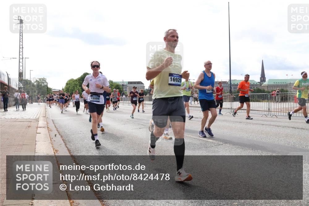 29.06.2025 - hella hamburg halbmarathon Lena Gebhardt http://msf.ph/oto/8424478 29.06.2025 10:19:10 Lombardsbrücke 16925, 15594, 16168, 3631, 1332, 1349, 1521, 1718, 1755, 2017, 2096, 2311, 2589, 2781, 2795, 2802, 2812, 2821, 2895, 3026, 3105, 3118, 3591, 3592, 3631, 4718, 4722, 4845, 5034, 5049, 5080, 5098, 5178, 5264, 5266, 5323, 5429, 5834, 6194, 6249, 6413, 6477, 6482, 6542, 6736, 7051, 7121, 7143, 7214, 7252, 8575, 8761, 8778, 8780, 9252, 9270, 9272, 9549, 9652, 9756, 9757, 9856, 10037, 10039, 10124, 10129, 10467, 10816 meine-sportfotos.de