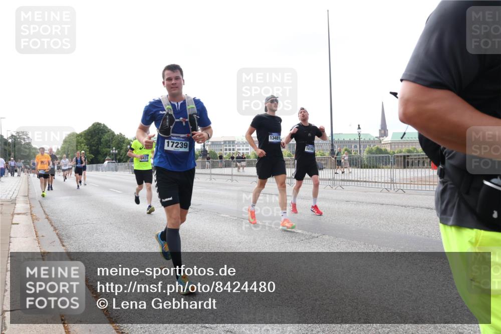 29.06.2025 - hella hamburg halbmarathon Lena Gebhardt http://msf.ph/oto/8424480 29.06.2025 10:06:19 Lombardsbrücke 431, 17239, 13481, 10781, 1245, 1448, 1766, 1830, 1842, 3062, 4169, 4542, 4666, 4868, 5431, 6014, 6314, 6664, 7138, 7741, 8051, 8316, 9361, 9560, 10214, 10297, 10736, 10781, 10886, 12371, 13042, 13054, 13475, 13481, 13863, 14369, 14987, 15113, 15145, 15229, 15462, 15537, 15766, 15772, 15858, 16441, 16687, 17059, 17239, 17746, 17885, 18042, 18575, 18577, 18652, 18768, 18857, 18910, 18913, 18966 meine-sportfotos.de