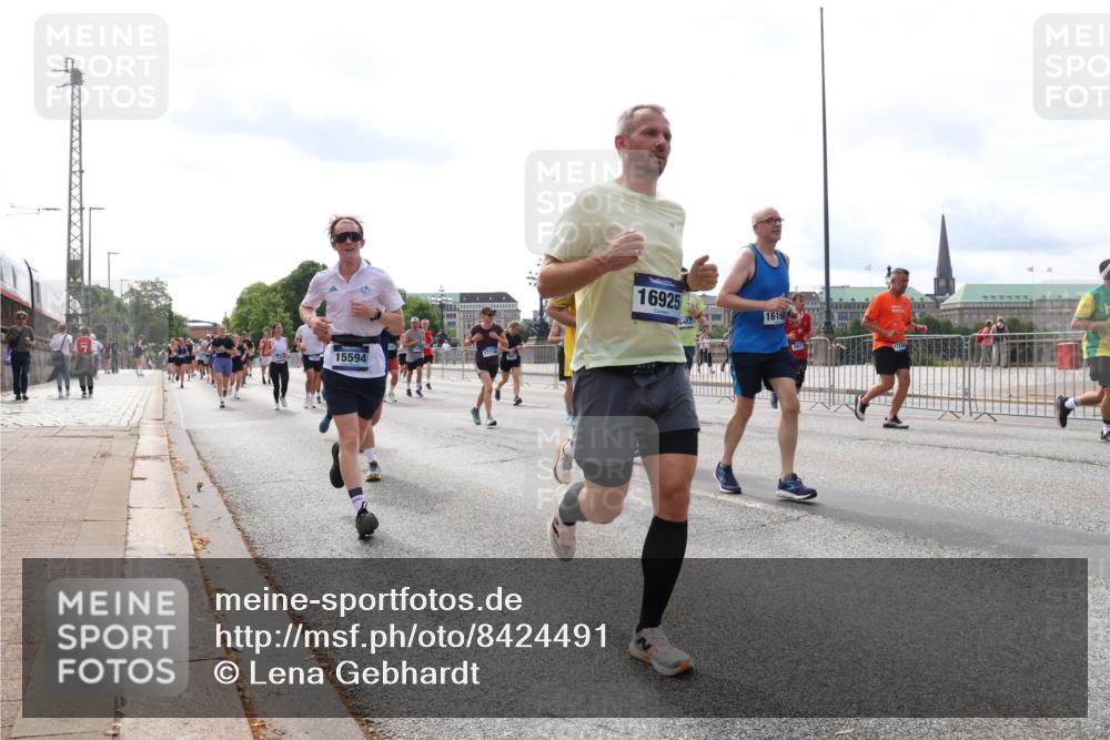 29.06.2025 - hella hamburg halbmarathon Lena Gebhardt http://msf.ph/oto/8424491 29.06.2025 10:19:10 Lombardsbrücke 15594, 17736, 16925, 16168, 1332, 1349, 1521, 1718, 1755, 2017, 2096, 2311, 2589, 2781, 2795, 2802, 2812, 2821, 2895, 3026, 3105, 3118, 3591, 3592, 3631, 4718, 4722, 4845, 5034, 5049, 5080, 5098, 5178, 5264, 5266, 5323, 5429, 5834, 6194, 6249, 6413, 6477, 6482, 6542, 6736, 7051, 7121, 7143, 7214, 7252, 8575, 8761, 8778, 8780, 9252, 9270, 9272, 9549, 9652, 9756, 9757, 9856, 10037, 10039, 10124, 10129, 10467, 10816 meine-sportfotos.de