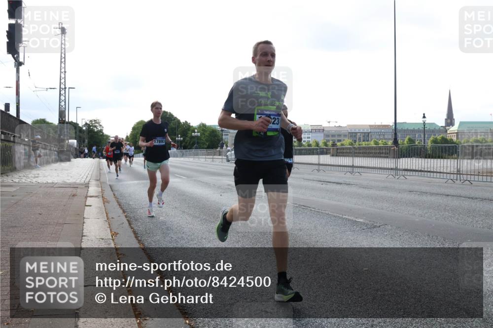 29.06.2025 - hella hamburg halbmarathon Lena Gebhardt http://msf.ph/oto/8424500 29.06.2025 09:43:33 Lombardsbrücke 17893, 2025, 23, 1271, 2075, 2180, 2203, 4338, 5301, 6090, 7380, 8318, 9097, 9385, 9565, 9767, 9804, 10351, 10867, 11994, 12341, 13374, 13941, 14728, 14757, 15023, 15136, 15483, 15671, 17040, 17893, 18037, 18328, 18693, 18695, 18763, 18832, 18989 meine-sportfotos.de