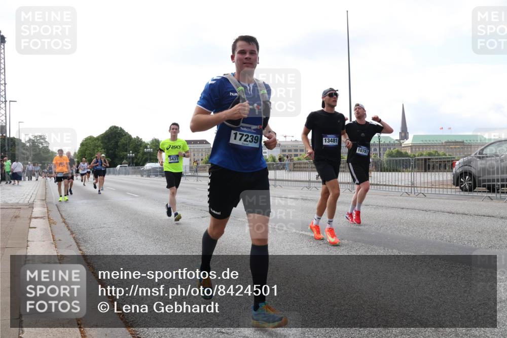 29.06.2025 - hella hamburg halbmarathon Lena Gebhardt http://msf.ph/oto/8424501 29.06.2025 10:06:19 Lombardsbrücke 5431, 17239, 13481, 10781, 1245, 1448, 1766, 1830, 1842, 3062, 4169, 4542, 4666, 4868, 5431, 6014, 6314, 6664, 7138, 7741, 8051, 8316, 9361, 9560, 10214, 10297, 10736, 10781, 10886, 12371, 13042, 13054, 13475, 13481, 13863, 14369, 14987, 15113, 15145, 15229, 15462, 15537, 15766, 15772, 15858, 16441, 16687, 17059, 17239, 17746, 17885, 18042, 18575, 18577, 18652, 18768, 18857, 18910, 18913, 18966 meine-sportfotos.de