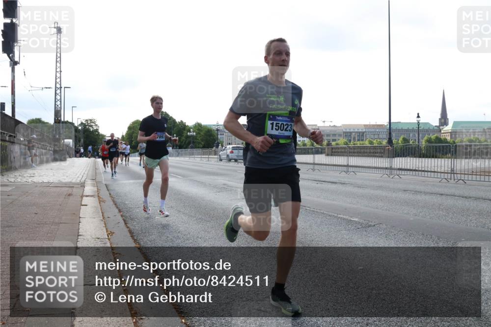 29.06.2025 - hella hamburg halbmarathon Lena Gebhardt http://msf.ph/oto/8424511 29.06.2025 09:43:33 Lombardsbrücke 7893, 2025, 8, 4, 15023, 1271, 2075, 2180, 2203, 4338, 5301, 6090, 7380, 8318, 9097, 9385, 9565, 9767, 9804, 10351, 10867, 11994, 12341, 13374, 13941, 14728, 14757, 15023, 15136, 15483, 15671, 17040, 17893, 18037, 18328, 18693, 18695, 18763, 18832, 18989 meine-sportfotos.de