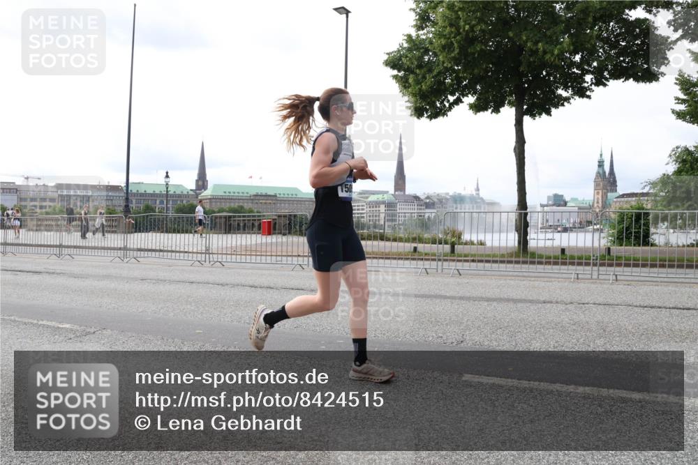 29.06.2025 - hella hamburg halbmarathon Lena Gebhardt http://msf.ph/oto/8424515 29.06.2025 10:28:29 Lombardsbrücke 150, 3445, 4700, 5250, 5369, 5604, 5718, 5903, 5939, 6102, 6418, 6632, 7667, 7980, 8215, 8327, 8560, 9642, 9653, 9654, 9716, 9855, 10068, 10434, 12780, 12842, 13045, 13296, 13400, 13568, 13678, 14017, 14155, 15123, 15256, 15608, 16125, 16643, 18256, 18293, 18604, 19180 meine-sportfotos.de