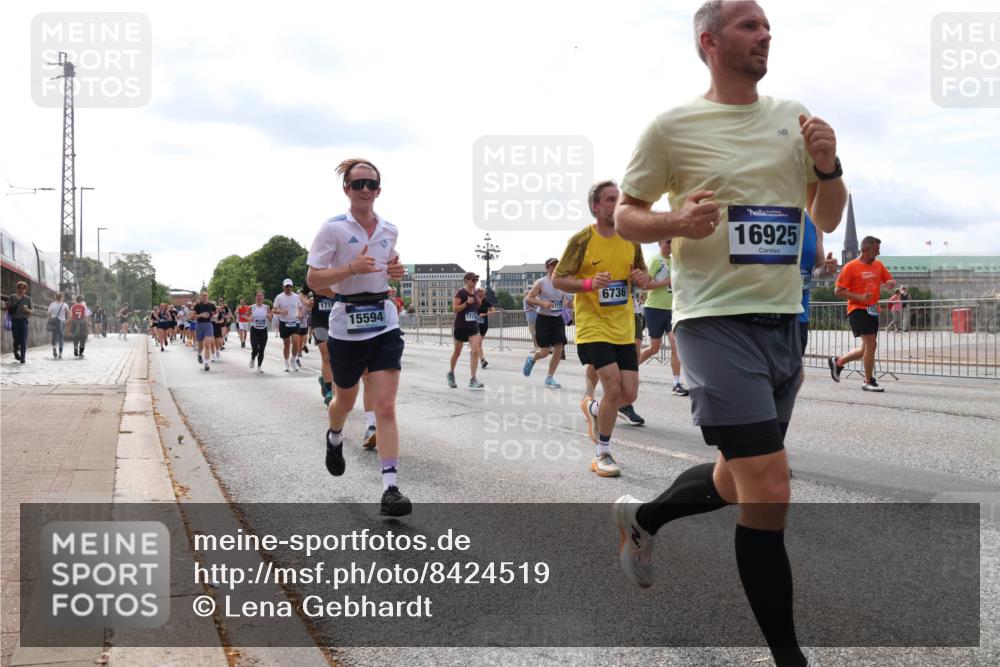 29.06.2025 - hella hamburg halbmarathon Lena Gebhardt http://msf.ph/oto/8424519 29.06.2025 10:19:10 Lombardsbrücke 171, 6736, 15594, 1773, 16925, 1332, 1349, 1521, 1718, 1755, 2017, 2096, 2311, 2589, 2781, 2795, 2802, 2812, 2821, 2895, 3026, 3105, 3118, 3591, 3592, 3631, 4718, 4722, 4845, 5034, 5049, 5080, 5098, 5178, 5264, 5266, 5323, 5429, 5834, 6194, 6249, 6413, 6477, 6482, 6542, 6736, 7051, 7121, 7143, 7214, 7252, 8575, 8761, 8778, 8780, 9252, 9270, 9272, 9549, 9652, 9756, 9757, 9856, 10037, 10039, 10124, 10129, 10467, 10816 meine-sportfotos.de