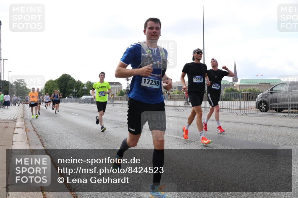 29.06.2025 - hella hamburg halbmarathon Lena Gebhardt http://msf.ph/oto/8424523 29.06.2025 10:06:19 Lombardsbrücke 5431, 17239, 13481, 10781, 1245, 1448, 1766, 1830, 1842, 3062, 4169, 4542, 4666, 4868, 5431, 6014, 6314, 6664, 7138, 7741, 8051, 8316, 9361, 9560, 10214, 10297, 10736, 10781, 10886, 12371, 13042, 13054, 13475, 13481, 13863, 14369, 14987, 15113, 15145, 15229, 15462, 15537, 15766, 15772, 15858, 16441, 16687, 17059, 17239, 17746, 17885, 18042, 18575, 18577, 18652, 18768, 18857, 18910, 18913, 18966 meine-sportfotos.de