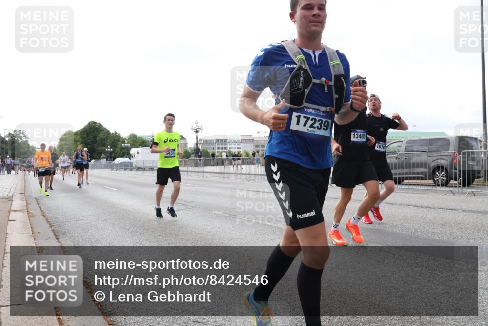 29.06.2025 - hella hamburg halbmarathon Lena Gebhardt http://msf.ph/oto/8424546 29.06.2025 10:06:20 Lombardsbrücke 5431, 17239, 13481, 10781, 1245, 1448, 1766, 1830, 1842, 3062, 4169, 4542, 4666, 4868, 5431, 6014, 6314, 6664, 7138, 7741, 8051, 8316, 9361, 9560, 10214, 10297, 10736, 10781, 10886, 12371, 13042, 13054, 13475, 13481, 13863, 14369, 14607, 14987, 15113, 15145, 15229, 15462, 15537, 15766, 15772, 15858, 16441, 16687, 17059, 17239, 17746, 17885, 18042, 18575, 18577, 18652, 18768, 18857, 18910, 18913, 18966 meine-sportfotos.de