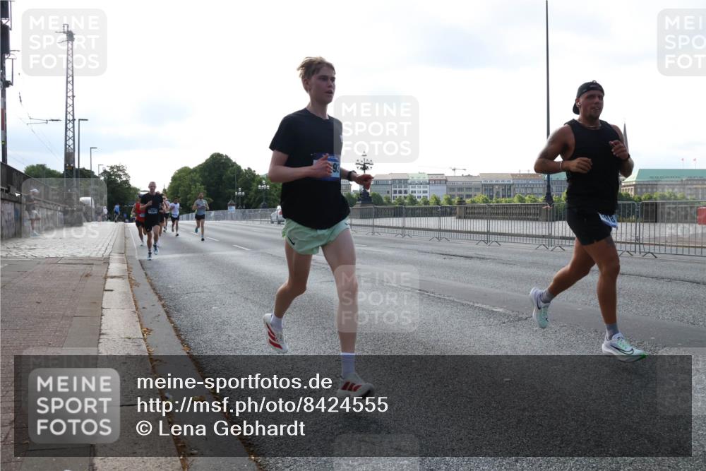 29.06.2025 - hella hamburg halbmarathon Lena Gebhardt http://msf.ph/oto/8424555 29.06.2025 09:43:34 Lombardsbrücke 1271, 2075, 2180, 2203, 4338, 5301, 6090, 7380, 8318, 9097, 9385, 9565, 9767, 9804, 10351, 10867, 11994, 12341, 13374, 13941, 14728, 14757, 15023, 15136, 15483, 15671, 17040, 17893, 18037, 18328, 18693, 18695, 18763, 18832, 18989 meine-sportfotos.de