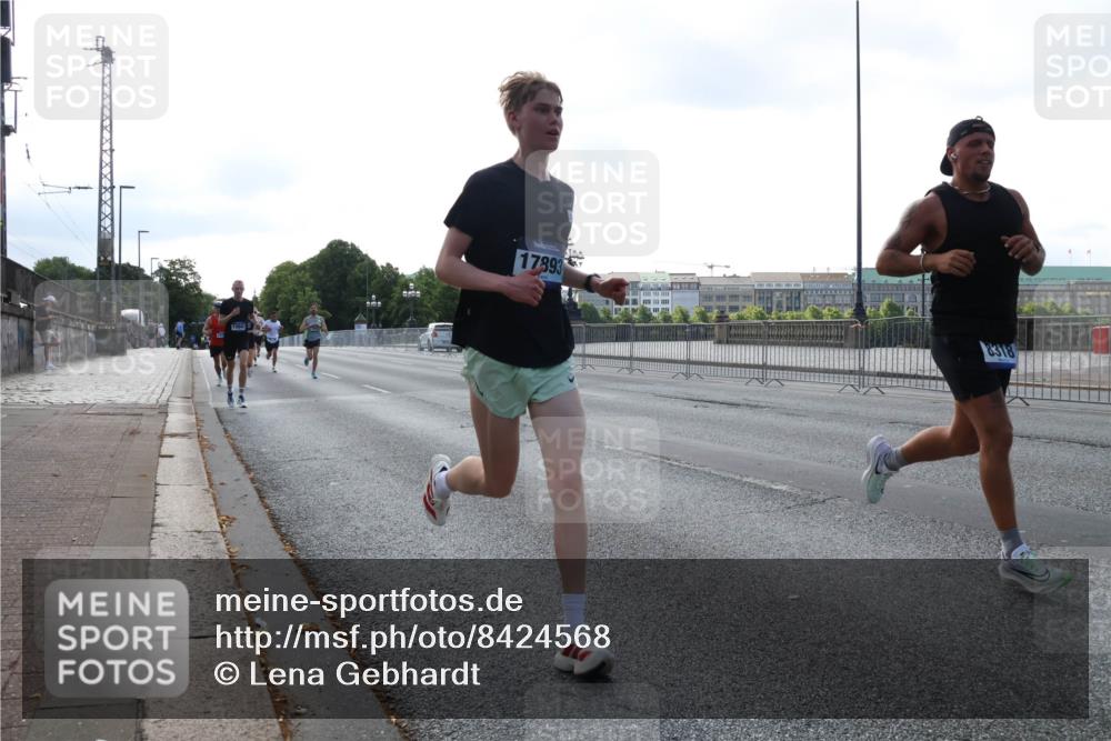 29.06.2025 - hella hamburg halbmarathon Lena Gebhardt http://msf.ph/oto/8424568 29.06.2025 09:43:34 Lombardsbrücke 13941, 17893, 8318, 1271, 2075, 2180, 2203, 4338, 5301, 6090, 7380, 8318, 9097, 9385, 9565, 9767, 9804, 10351, 10867, 11994, 12341, 13374, 13941, 14728, 14757, 15023, 15136, 15483, 15671, 17040, 17893, 18037, 18328, 18693, 18695, 18763, 18832, 18989 meine-sportfotos.de