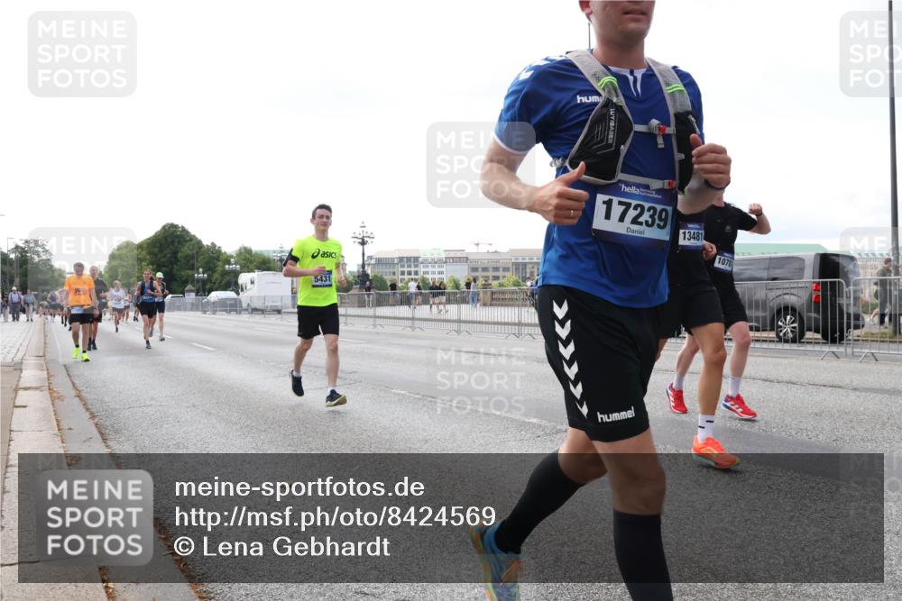 29.06.2025 - hella hamburg halbmarathon Lena Gebhardt http://msf.ph/oto/8424569 29.06.2025 10:06:20 Lombardsbrücke 5431, 17239, 13481, 1078, 1245, 1448, 1766, 1830, 1842, 3062, 4169, 4542, 4666, 4868, 5431, 6014, 6314, 6664, 7138, 7741, 8051, 8316, 9361, 9560, 10214, 10297, 10736, 10781, 10886, 12371, 13042, 13054, 13475, 13481, 13863, 14369, 14607, 14987, 15113, 15145, 15229, 15462, 15537, 15766, 15772, 15858, 16441, 16687, 17059, 17239, 17746, 17885, 18042, 18575, 18577, 18652, 18768, 18857, 18910, 18913, 18966 meine-sportfotos.de