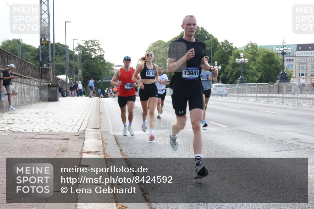 29.06.2025 - hella hamburg halbmarathon Lena Gebhardt http://msf.ph/oto/8424592 29.06.2025 09:43:36 Lombardsbrücke 15136, 18763, 0351, 13941, 2203, 1271, 2075, 2180, 2203, 5301, 6090, 7380, 8318, 9385, 9565, 9767, 9804, 10351, 10867, 13374, 13941, 14728, 14757, 15023, 15136, 15483, 15671, 17040, 17893, 18037, 18328, 18693, 18695, 18763, 18832, 18989 meine-sportfotos.de