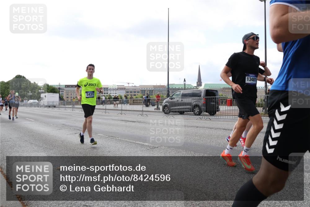29.06.2025 - hella hamburg halbmarathon Lena Gebhardt http://msf.ph/oto/8424596 29.06.2025 10:06:20 Lombardsbrücke 5431, 13481, 1245, 1448, 1766, 1830, 1842, 3062, 4169, 4542, 4666, 4868, 5431, 6014, 6314, 6664, 7138, 7741, 8051, 8316, 9361, 9560, 10214, 10297, 10736, 10781, 10886, 12371, 13042, 13054, 13475, 13481, 13863, 14369, 14607, 14987, 15113, 15145, 15229, 15462, 15537, 15766, 15772, 15858, 16441, 16687, 17059, 17239, 17746, 17885, 18042, 18575, 18577, 18652, 18768, 18857, 18910, 18913, 18966 meine-sportfotos.de
