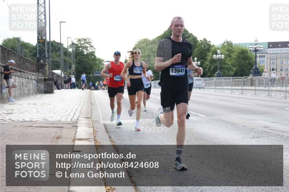 29.06.2025 - hella hamburg halbmarathon Lena Gebhardt http://msf.ph/oto/8424608 29.06.2025 09:43:36 Lombardsbrücke 18763, 15136, 13941, 03, 1271, 2075, 2180, 2203, 5301, 6090, 7380, 8318, 9385, 9565, 9767, 9804, 10351, 10867, 13374, 13941, 14728, 14757, 15023, 15136, 15483, 15671, 17040, 17893, 18037, 18328, 18693, 18695, 18763, 18832, 18989 meine-sportfotos.de