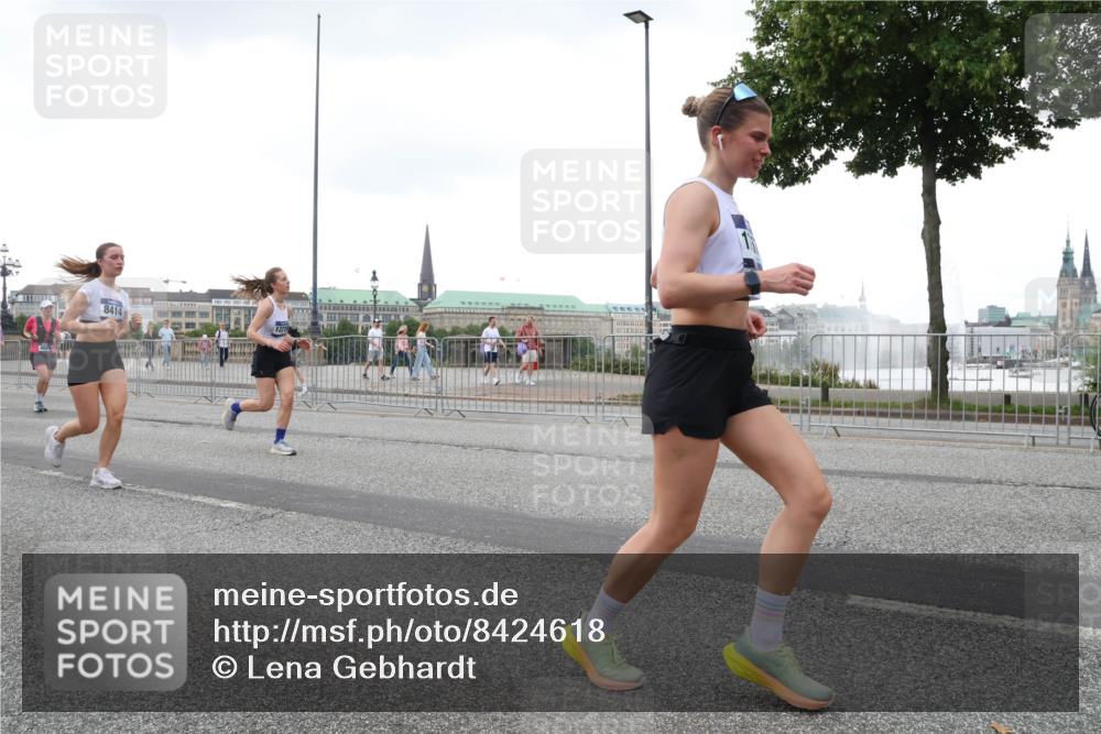 29.06.2025 - hella hamburg halbmarathon Lena Gebhardt http://msf.ph/oto/8424618 29.06.2025 10:53:24 Lombardsbrücke 8414, 12219, 1340, 1709, 1900, 1906, 1984, 2065, 2291, 2409, 2429, 2988, 3226, 3787, 4195, 4595, 4626, 5428, 5562, 5815, 5857, 6041, 6044, 6135, 6306, 6521, 6913, 6996, 7068, 7483, 7537, 7611, 7681, 7876, 7890, 8189, 8212, 8414, 8515, 8906, 9077, 9456, 9531, 9685, 9764, 9785, 10043, 10175, 10417, 10490, 10568, 10661, 11520, 11524, 12193, 12219, 12700, 13489, 13916, 13917, 14038, 14765, 14807, 14977, 14979, 16137 meine-sportfotos.de