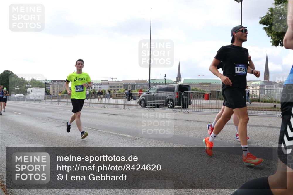 29.06.2025 - hella hamburg halbmarathon Lena Gebhardt http://msf.ph/oto/8424620 29.06.2025 10:06:20 Lombardsbrücke 5431, 13481, 1245, 1448, 1766, 1830, 1842, 3062, 4169, 4542, 4666, 4868, 5431, 6014, 6314, 6664, 7138, 7741, 8051, 8316, 9361, 9560, 10214, 10297, 10736, 10781, 10886, 12371, 13042, 13054, 13475, 13481, 13863, 14369, 14607, 14987, 15113, 15145, 15229, 15462, 15537, 15766, 15772, 15858, 16441, 16687, 17059, 17239, 17746, 17885, 18042, 18575, 18577, 18652, 18768, 18857, 18910, 18913, 18966 meine-sportfotos.de