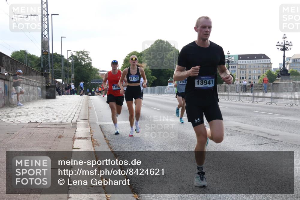 29.06.2025 - hella hamburg halbmarathon Lena Gebhardt http://msf.ph/oto/8424621 29.06.2025 09:43:36 Lombardsbrücke 1876, 15136, 2203, 13941, 1271, 2075, 2180, 2203, 5301, 6090, 7380, 8318, 9385, 9565, 9767, 9804, 10351, 10867, 13374, 13941, 14728, 14757, 15023, 15136, 15483, 15671, 17040, 17893, 18037, 18328, 18693, 18695, 18763, 18832, 18989 meine-sportfotos.de