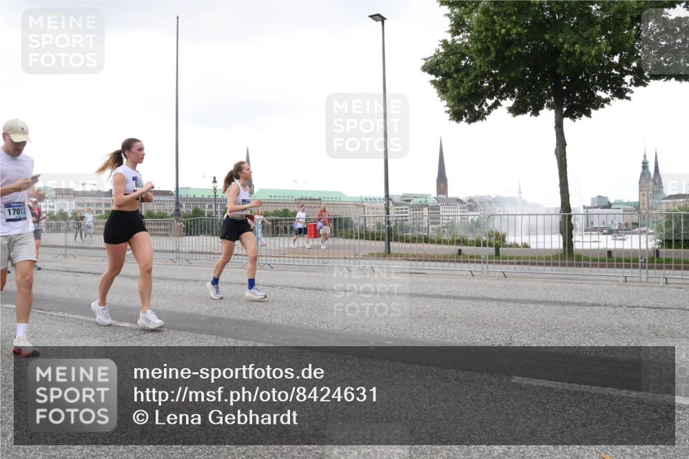 29.06.2025 - hella hamburg halbmarathon Lena Gebhardt http://msf.ph/oto/8424631 29.06.2025 10:53:25 Lombardsbrücke 17012, 841, 1340, 1709, 1900, 1906, 1984, 2065, 2291, 2409, 2429, 2988, 3226, 3787, 4195, 4595, 4626, 5428, 5562, 5815, 5857, 6041, 6044, 6135, 6306, 6521, 6913, 6996, 7039, 7068, 7483, 7537, 7611, 7681, 7876, 7890, 8189, 8212, 8414, 8515, 8906, 9077, 9456, 9531, 9685, 9764, 9785, 10043, 10175, 10417, 10490, 10568, 10661, 11520, 11524, 12193, 12219, 12700, 13489, 13916, 13917, 14038, 14765, 14807, 14977, 14979, 16137 meine-sportfotos.de