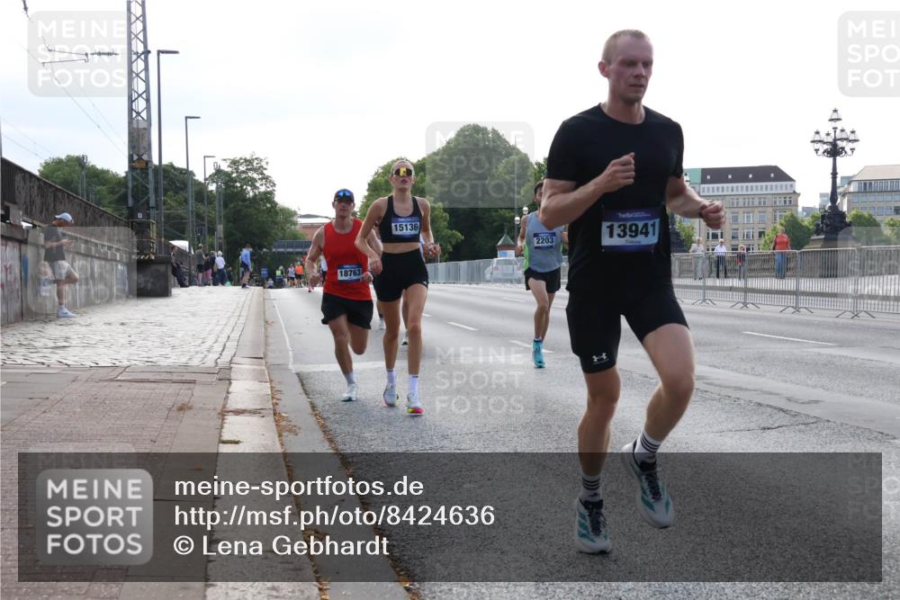 29.06.2025 - hella hamburg halbmarathon Lena Gebhardt http://msf.ph/oto/8424636 29.06.2025 09:43:36 Lombardsbrücke 18763, 15136, 2203, 13941, 1271, 2075, 2180, 2203, 5301, 6090, 7380, 8318, 9385, 9565, 9767, 9804, 10351, 10867, 13374, 13941, 14728, 14757, 15023, 15136, 15483, 15671, 17040, 17893, 18037, 18328, 18693, 18695, 18763, 18832, 18989 meine-sportfotos.de
