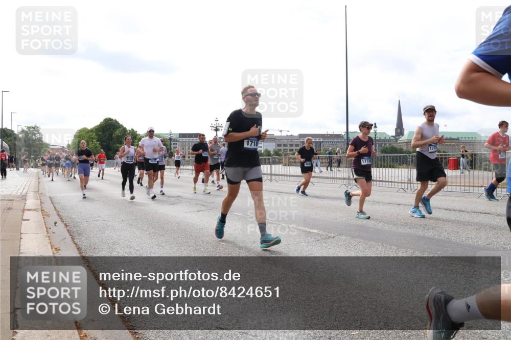 29.06.2025 - hella hamburg halbmarathon Lena Gebhardt http://msf.ph/oto/8424651 29.06.2025 10:19:12 Lombardsbrücke 1718, 17736, 1773, 1332, 1349, 1521, 1708, 1718, 1755, 2017, 2096, 2311, 2589, 2781, 2795, 2802, 2812, 2821, 2895, 3026, 3105, 3118, 3591, 3592, 3631, 4718, 4722, 4845, 5034, 5080, 5098, 5178, 5264, 5266, 5323, 5429, 5449, 5834, 6194, 6249, 6413, 6477, 6482, 6542, 6736, 7051, 7121, 7143, 7252, 8537, 8575, 8761, 8778, 8780, 9252, 9270, 9272, 9549, 9652, 9756, 9757, 9856, 10037, 10039, 10124, 10129, 10467, 10816 meine-sportfotos.de