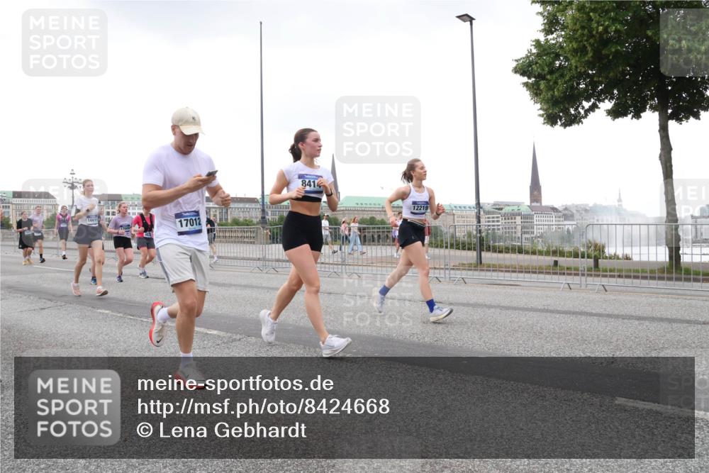 29.06.2025 - hella hamburg halbmarathon Lena Gebhardt http://msf.ph/oto/8424668 29.06.2025 10:53:25 Lombardsbrücke 14419, 462, 17012, 8414, 12219, 1340, 1709, 1900, 1906, 1984, 2065, 2291, 2409, 2429, 2988, 3226, 3787, 4195, 4595, 4626, 5428, 5562, 5815, 5857, 6041, 6044, 6135, 6306, 6521, 6913, 6996, 7039, 7068, 7483, 7537, 7611, 7681, 7876, 7890, 8189, 8212, 8414, 8515, 8906, 9077, 9456, 9531, 9685, 9764, 9785, 10043, 10175, 10417, 10490, 10568, 10661, 11520, 11524, 12193, 12219, 12700, 13489, 13916, 13917, 14038, 14765, 14807, 14977, 14979, 16137 meine-sportfotos.de