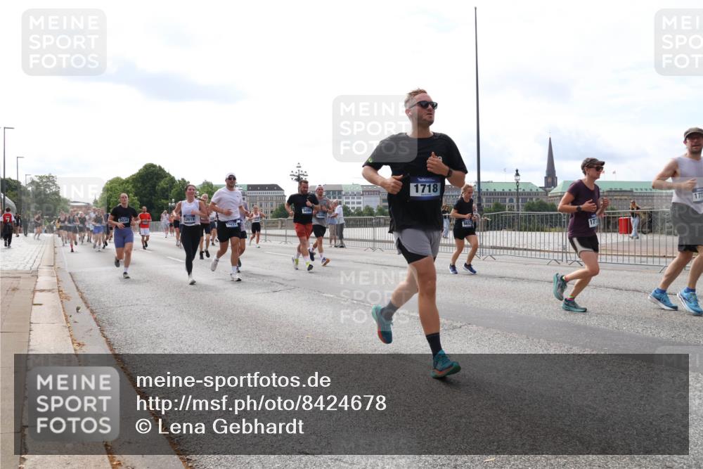 29.06.2025 - hella hamburg halbmarathon Lena Gebhardt http://msf.ph/oto/8424678 29.06.2025 10:19:13 Lombardsbrücke 12619, 21, 1718, 177, 1332, 1349, 1521, 1708, 1718, 1755, 2017, 2096, 2311, 2589, 2781, 2795, 2802, 2812, 2821, 2895, 2993, 3026, 3105, 3118, 3591, 3592, 3631, 4718, 4722, 4845, 5034, 5080, 5098, 5178, 5264, 5266, 5323, 5429, 5449, 5834, 6194, 6249, 6413, 6477, 6482, 6542, 6736, 6939, 7051, 7121, 7143, 7252, 8537, 8575, 8761, 8778, 8780, 9252, 9270, 9272, 9549, 9652, 9756, 9757, 9856, 10037, 10039, 10124, 10129, 10467, 10816 meine-sportfotos.de