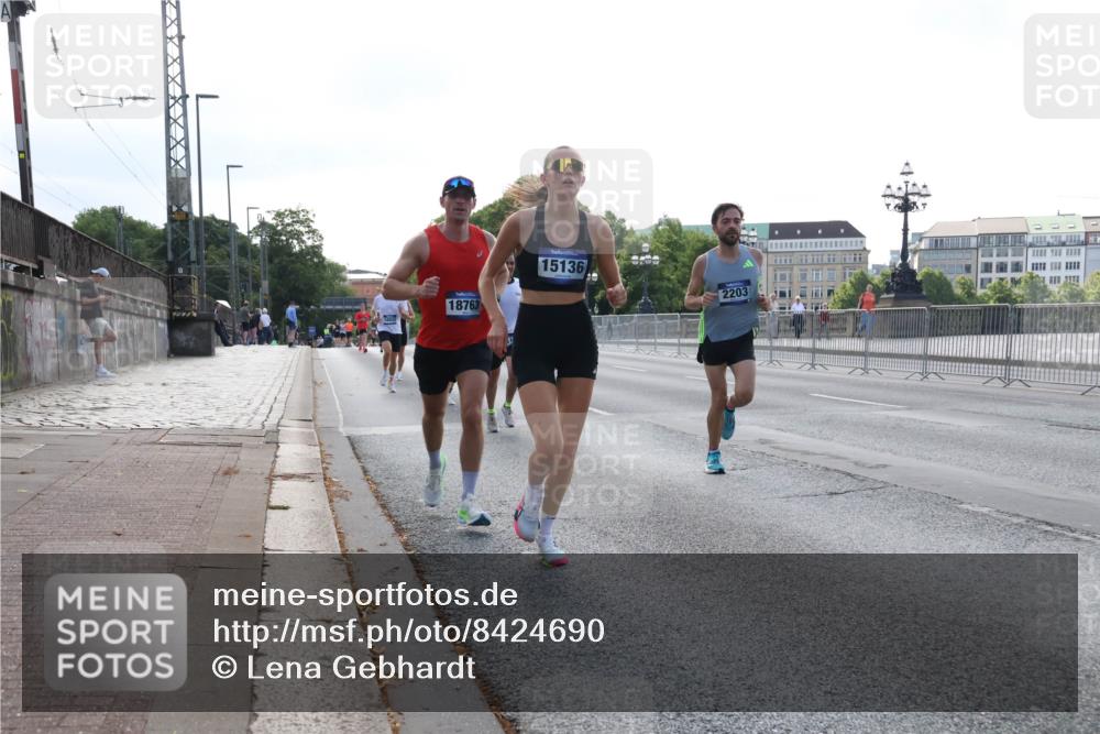 29.06.2025 - hella hamburg halbmarathon Lena Gebhardt http://msf.ph/oto/8424690 29.06.2025 09:43:37 Lombardsbrücke 18763, 15136, 2203, 1271, 2075, 2180, 2203, 3189, 5301, 6090, 7380, 8318, 9385, 9565, 9767, 9804, 10351, 10867, 11150, 13374, 13941, 14757, 15023, 15136, 15483, 15671, 17040, 17893, 18037, 18328, 18693, 18695, 18763, 18832, 18989 meine-sportfotos.de