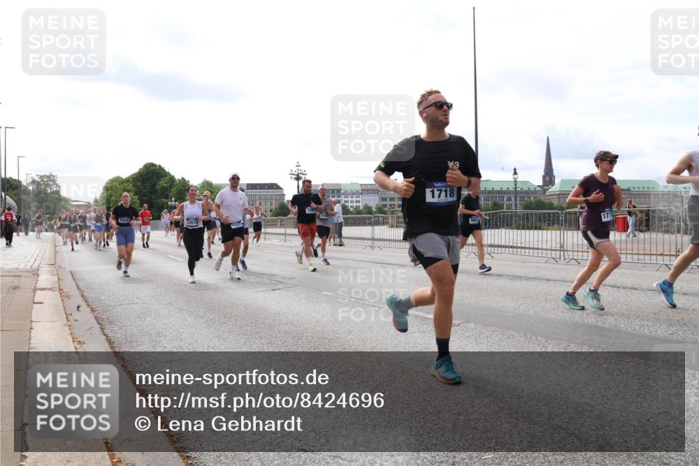 29.06.2025 - hella hamburg halbmarathon Lena Gebhardt http://msf.ph/oto/8424696 29.06.2025 10:19:13 Lombardsbrücke 5034, 12619, 1718, 1332, 1349, 1521, 1708, 1718, 1755, 2017, 2096, 2311, 2589, 2781, 2795, 2802, 2812, 2821, 2895, 2993, 3026, 3105, 3118, 3591, 3592, 3631, 4718, 4722, 4845, 5034, 5080, 5098, 5178, 5264, 5266, 5323, 5429, 5449, 5834, 6194, 6249, 6413, 6477, 6482, 6542, 6736, 6939, 7051, 7121, 7143, 7252, 8537, 8575, 8761, 8778, 8780, 9252, 9270, 9272, 9549, 9652, 9756, 9757, 9856, 10037, 10039, 10124, 10129, 10467, 10816 meine-sportfotos.de