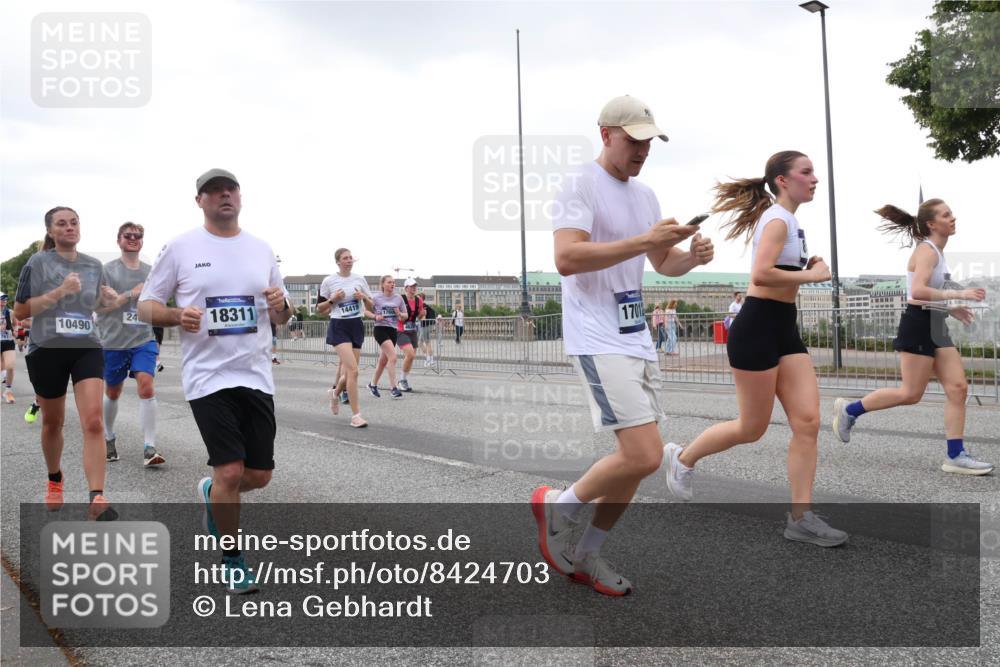 29.06.2025 - hella hamburg halbmarathon Lena Gebhardt http://msf.ph/oto/8424703 29.06.2025 10:53:26 Lombardsbrücke 10490, 24, 18311, 14419, 17012, 1340, 1709, 1900, 1906, 1984, 2065, 2291, 2409, 2429, 2988, 3226, 3787, 4195, 4595, 4626, 5428, 5562, 5815, 5857, 6041, 6044, 6135, 6306, 6521, 6913, 6996, 7039, 7068, 7483, 7537, 7611, 7681, 7876, 7890, 8189, 8212, 8414, 8515, 8906, 9077, 9456, 9531, 9685, 9764, 9771, 9785, 10043, 10175, 10417, 10490, 10568, 10661, 11520, 11524, 12193, 12219, 12700, 13489, 13916, 13917, 14038, 14807, 14977, 14979, 16137 meine-sportfotos.de