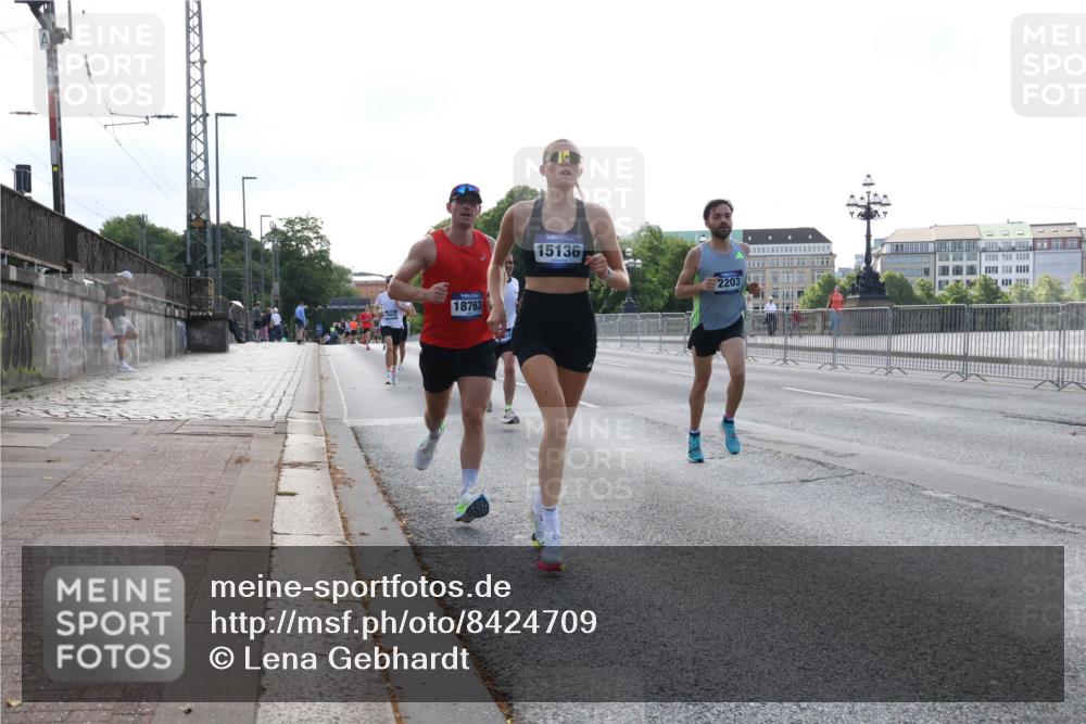 29.06.2025 - hella hamburg halbmarathon Lena Gebhardt http://msf.ph/oto/8424709 29.06.2025 09:43:37 Lombardsbrücke 18763, 15136, 2203, 1271, 2075, 2180, 2203, 3189, 5301, 6090, 7380, 8318, 9385, 9565, 9767, 9804, 10351, 10867, 11150, 13374, 13941, 14757, 15023, 15136, 15483, 15671, 17040, 17893, 18037, 18328, 18693, 18695, 18763, 18832, 18989 meine-sportfotos.de