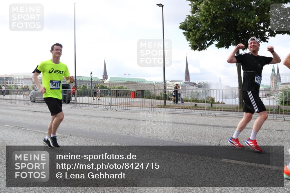 29.06.2025 - hella hamburg halbmarathon Lena Gebhardt http://msf.ph/oto/8424715 29.06.2025 10:06:21 Lombardsbrücke 5431, 1078, 1245, 1448, 1766, 1830, 1842, 3062, 4169, 4542, 4666, 4868, 5431, 5951, 6014, 6314, 6664, 7138, 7741, 8051, 8316, 9361, 9560, 10214, 10297, 10736, 10781, 10886, 12371, 13042, 13054, 13475, 13481, 13863, 14369, 14607, 14987, 15113, 15145, 15229, 15377, 15462, 15537, 15766, 15772, 15858, 16441, 16687, 17059, 17239, 17746, 17885, 18042, 18575, 18577, 18652, 18768, 18857, 18910, 18913, 18966 meine-sportfotos.de