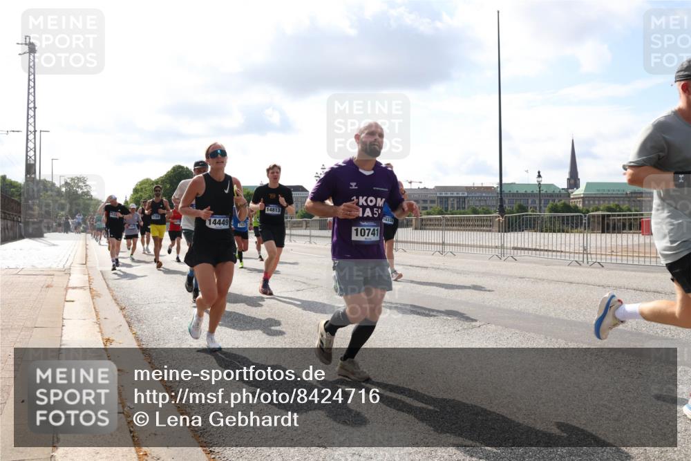 29.06.2025 - hella hamburg halbmarathon Lena Gebhardt http://msf.ph/oto/8424716 29.06.2025 09:52:25 Lombardsbrücke 1169, 14449, 14813, 1, 5, 10741, 16338, 1057, 1139, 1169, 1220, 1312, 1353, 1415, 1468, 1512, 1569, 1604, 1631, 1763, 3305, 3618, 3697, 3852, 4565, 4871, 4915, 5007, 5011, 5047, 5231, 5336, 5690, 5987, 6373, 6550, 6705, 6711, 7067, 7185, 7432, 7451, 7710, 7865, 7961, 8564, 8852, 9348, 9444, 9547, 9659, 10493, 10741, 10796, 10978, 11062, 11495, 11679, 11779, 11821, 12046, 12438, 12772, 13403, 13614, 13728, 14257 meine-sportfotos.de