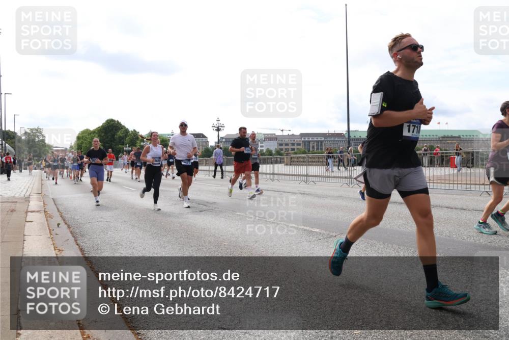 29.06.2025 - hella hamburg halbmarathon Lena Gebhardt http://msf.ph/oto/8424717 29.06.2025 10:19:13 Lombardsbrücke 2619, 19621, 1718, 1332, 1349, 1521, 1708, 1718, 1755, 2017, 2096, 2311, 2589, 2781, 2795, 2802, 2812, 2821, 2895, 2993, 3026, 3105, 3118, 3591, 3592, 3631, 4718, 4722, 4845, 5034, 5080, 5098, 5178, 5264, 5266, 5323, 5429, 5449, 5834, 6194, 6249, 6413, 6477, 6482, 6542, 6736, 6939, 7051, 7121, 7143, 7252, 8537, 8575, 8761, 8778, 8780, 9252, 9270, 9272, 9549, 9652, 9756, 9757, 9856, 10037, 10039, 10124, 10129, 10467, 10816 meine-sportfotos.de
