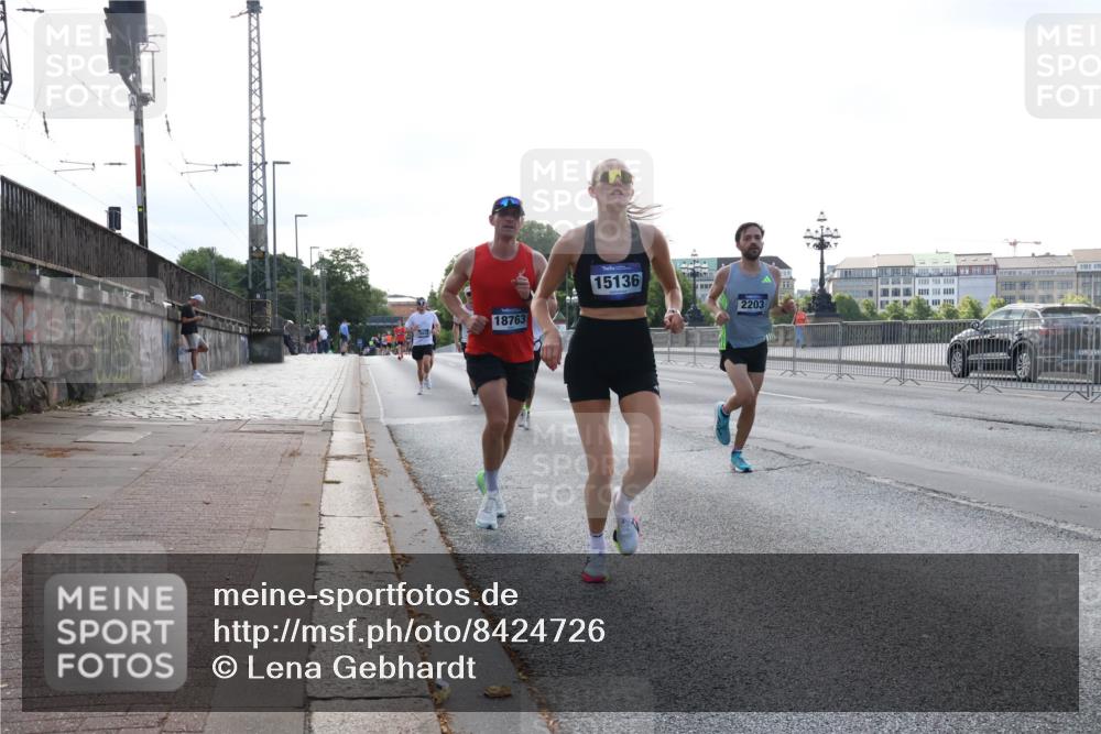 29.06.2025 - hella hamburg halbmarathon Lena Gebhardt http://msf.ph/oto/8424726 29.06.2025 09:43:38 Lombardsbrücke 18763, 15136, 2203, 1271, 2075, 2180, 2203, 3189, 6090, 7380, 8318, 9565, 9767, 9804, 10351, 10867, 11150, 13374, 13941, 14757, 15023, 15136, 15483, 15671, 17040, 17893, 18037, 18328, 18693, 18695, 18763, 18832, 18989 meine-sportfotos.de