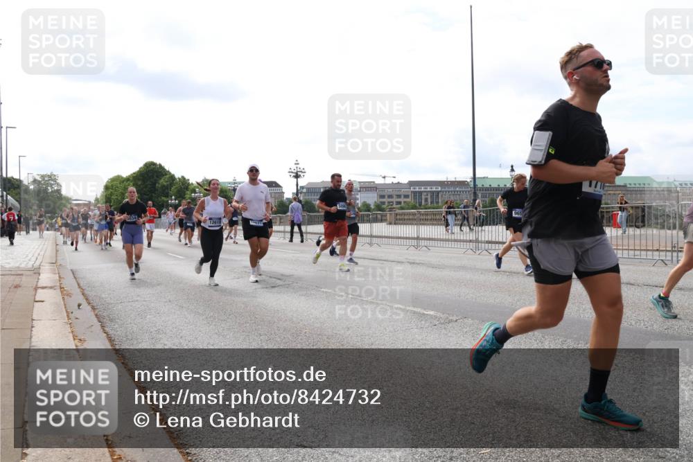 29.06.2025 - hella hamburg halbmarathon Lena Gebhardt http://msf.ph/oto/8424732 29.06.2025 10:19:13 Lombardsbrücke 12619, 12621, 1332, 1349, 1521, 1708, 1718, 1755, 2017, 2096, 2311, 2589, 2781, 2795, 2802, 2812, 2821, 2895, 2993, 3026, 3105, 3118, 3591, 3592, 3631, 4718, 4722, 4845, 5034, 5080, 5098, 5178, 5264, 5266, 5323, 5429, 5449, 5834, 6194, 6249, 6413, 6477, 6482, 6542, 6736, 6939, 7051, 7121, 7143, 7252, 8537, 8575, 8761, 8778, 8780, 9252, 9270, 9272, 9549, 9652, 9756, 9757, 9856, 10037, 10039, 10124, 10129, 10467, 10816 meine-sportfotos.de