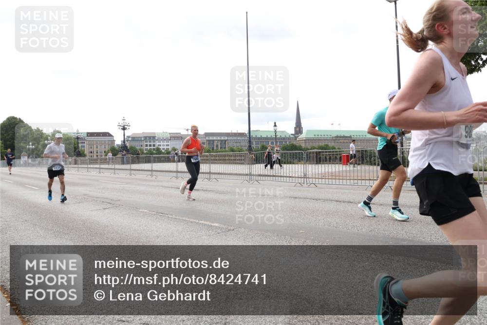 29.06.2025 - hella hamburg halbmarathon Lena Gebhardt http://msf.ph/oto/8424741 29.06.2025 10:28:32 Lombardsbrücke 5930, 1518, 1557, 3445, 4700, 5249, 5250, 5369, 5604, 5718, 5903, 5939, 6102, 6418, 7667, 7980, 8215, 8327, 8560, 9642, 9653, 9654, 9716, 9855, 10068, 10434, 13045, 13296, 13400, 13568, 14017, 14155, 15123, 15256, 16125, 16643, 18256, 18293, 18604, 19180 meine-sportfotos.de