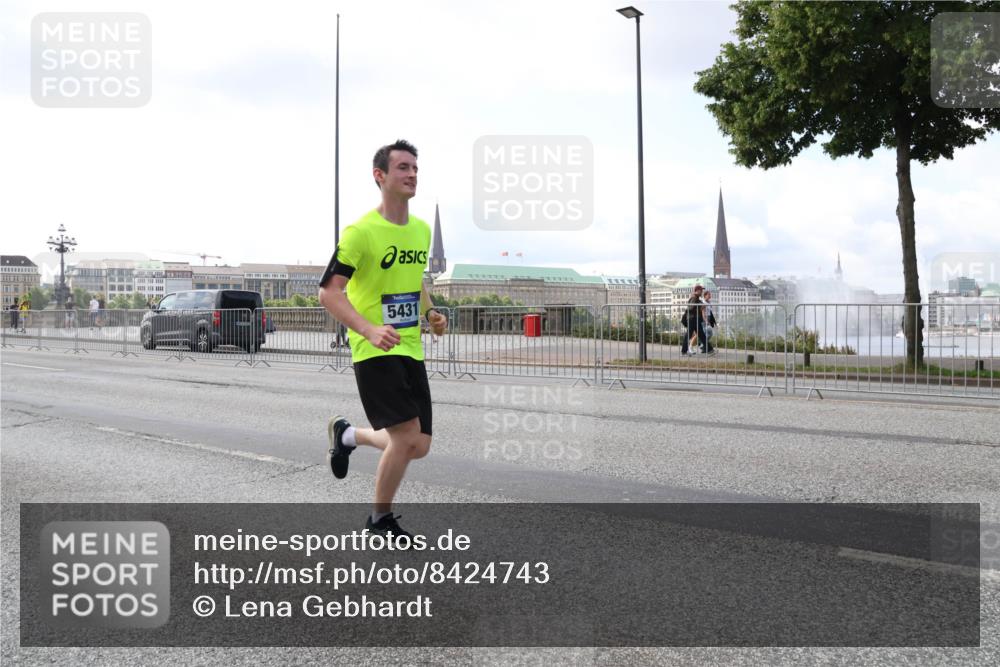 29.06.2025 - hella hamburg halbmarathon Lena Gebhardt http://msf.ph/oto/8424743 29.06.2025 10:06:21 Lombardsbrücke 5431, 1245, 1448, 1766, 1830, 1842, 3062, 4169, 4542, 4666, 4868, 5431, 5951, 6014, 6314, 6664, 7138, 7741, 8051, 8316, 9361, 9560, 10214, 10297, 10736, 10781, 10886, 12371, 13042, 13054, 13475, 13481, 13863, 14369, 14607, 14987, 15113, 15145, 15229, 15377, 15462, 15537, 15766, 15772, 15858, 16441, 16687, 17059, 17239, 17746, 17885, 18042, 18575, 18577, 18652, 18768, 18857, 18910, 18913, 18966 meine-sportfotos.de