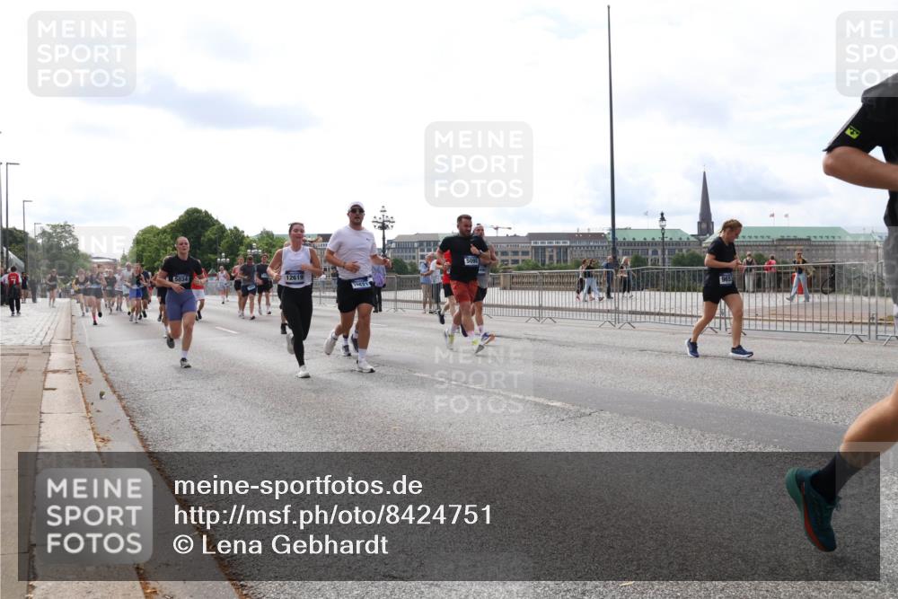 29.06.2025 - hella hamburg halbmarathon Lena Gebhardt http://msf.ph/oto/8424751 29.06.2025 10:19:13 Lombardsbrücke 5098, 5034, 12619, 1332, 1349, 1521, 1708, 1718, 1755, 2017, 2096, 2311, 2589, 2781, 2795, 2802, 2812, 2821, 2895, 2993, 3026, 3105, 3118, 3591, 3592, 3631, 4718, 4722, 4845, 5034, 5080, 5098, 5178, 5264, 5266, 5323, 5429, 5449, 5834, 6194, 6249, 6413, 6477, 6482, 6542, 6736, 6939, 7051, 7121, 7143, 7252, 8537, 8575, 8761, 8778, 8780, 9252, 9270, 9272, 9549, 9652, 9756, 9757, 9856, 10037, 10039, 10124, 10129, 10467, 10816 meine-sportfotos.de