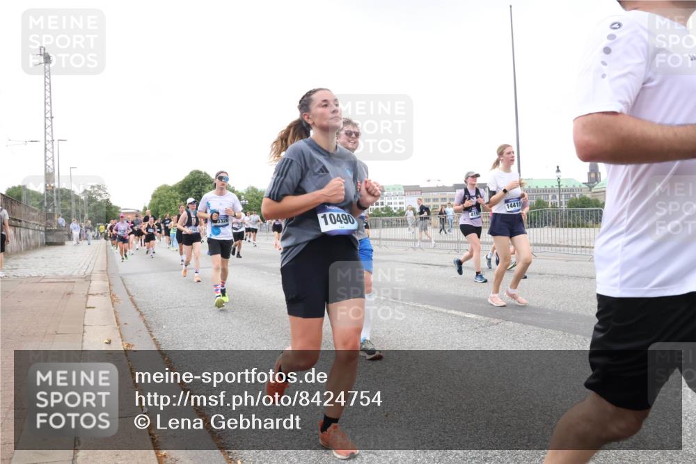 29.06.2025 - hella hamburg halbmarathon Lena Gebhardt http://msf.ph/oto/8424754 29.06.2025 10:53:27 Lombardsbrücke 10490, 14419, 1340, 1709, 1900, 1906, 1984, 2065, 2291, 2409, 2429, 3226, 4195, 4595, 4626, 5428, 5562, 5815, 5856, 5857, 6041, 6044, 6135, 6306, 6521, 6913, 6996, 7039, 7068, 7483, 7537, 7611, 7681, 7876, 7890, 8189, 8212, 8414, 8515, 8906, 9077, 9456, 9531, 9685, 9764, 9771, 9785, 10043, 10175, 10490, 10661, 11520, 11524, 12193, 12219, 12700, 13489, 13916, 13917, 14038, 14977, 14979, 16137 meine-sportfotos.de