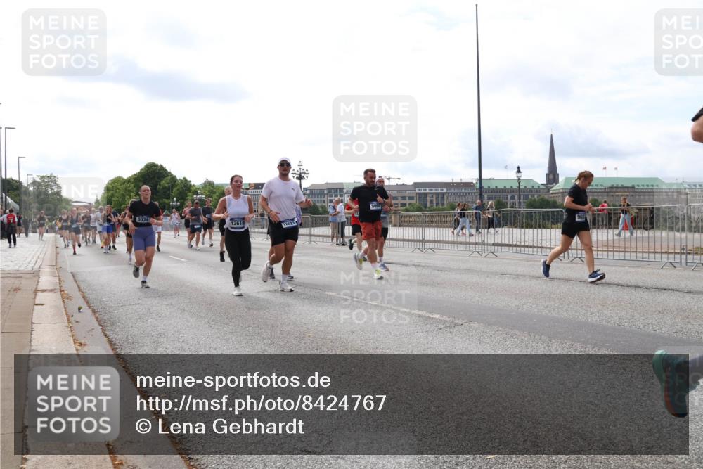 29.06.2025 - hella hamburg halbmarathon Lena Gebhardt http://msf.ph/oto/8424767 29.06.2025 10:19:13 Lombardsbrücke 5034, 12619, 12621, 1332, 1349, 1521, 1708, 1718, 1755, 2017, 2096, 2311, 2589, 2781, 2795, 2802, 2812, 2821, 2895, 2993, 3026, 3105, 3118, 3591, 3592, 3631, 4718, 4722, 4845, 5034, 5080, 5098, 5178, 5264, 5266, 5323, 5429, 5449, 5834, 6194, 6249, 6413, 6477, 6482, 6542, 6736, 6939, 7051, 7121, 7143, 7252, 8537, 8575, 8761, 8778, 8780, 9252, 9270, 9272, 9549, 9652, 9756, 9757, 9856, 10037, 10039, 10124, 10129, 10467, 10816 meine-sportfotos.de