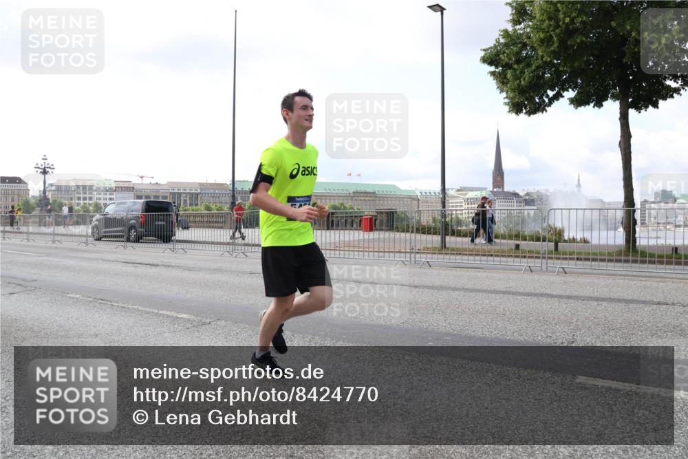 29.06.2025 - hella hamburg halbmarathon Lena Gebhardt http://msf.ph/oto/8424770 29.06.2025 10:06:21 Lombardsbrücke 1245, 1448, 1766, 1830, 1842, 3062, 4169, 4542, 4666, 4868, 5431, 5951, 6014, 6314, 6664, 7138, 7741, 8051, 8316, 9361, 9560, 10214, 10297, 10736, 10781, 10886, 12371, 13042, 13054, 13475, 13481, 13863, 14369, 14607, 14987, 15113, 15145, 15229, 15377, 15462, 15537, 15766, 15772, 15858, 16441, 16687, 17059, 17239, 17746, 17885, 18042, 18575, 18577, 18652, 18768, 18857, 18910, 18913, 18966 meine-sportfotos.de