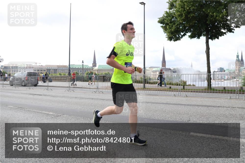 29.06.2025 - hella hamburg halbmarathon Lena Gebhardt http://msf.ph/oto/8424801 29.06.2025 10:06:21 Lombardsbrücke 1245, 1448, 1766, 1830, 1842, 3062, 4169, 4542, 4666, 4868, 5431, 5951, 6014, 6314, 6664, 7138, 7741, 8051, 8316, 9361, 9560, 10214, 10297, 10736, 10781, 10886, 12371, 13042, 13054, 13475, 13481, 13863, 14369, 14607, 14987, 15113, 15145, 15229, 15377, 15462, 15537, 15766, 15772, 15858, 16441, 16687, 17059, 17239, 17746, 17885, 18042, 18575, 18577, 18652, 18768, 18857, 18910, 18913, 18966 meine-sportfotos.de