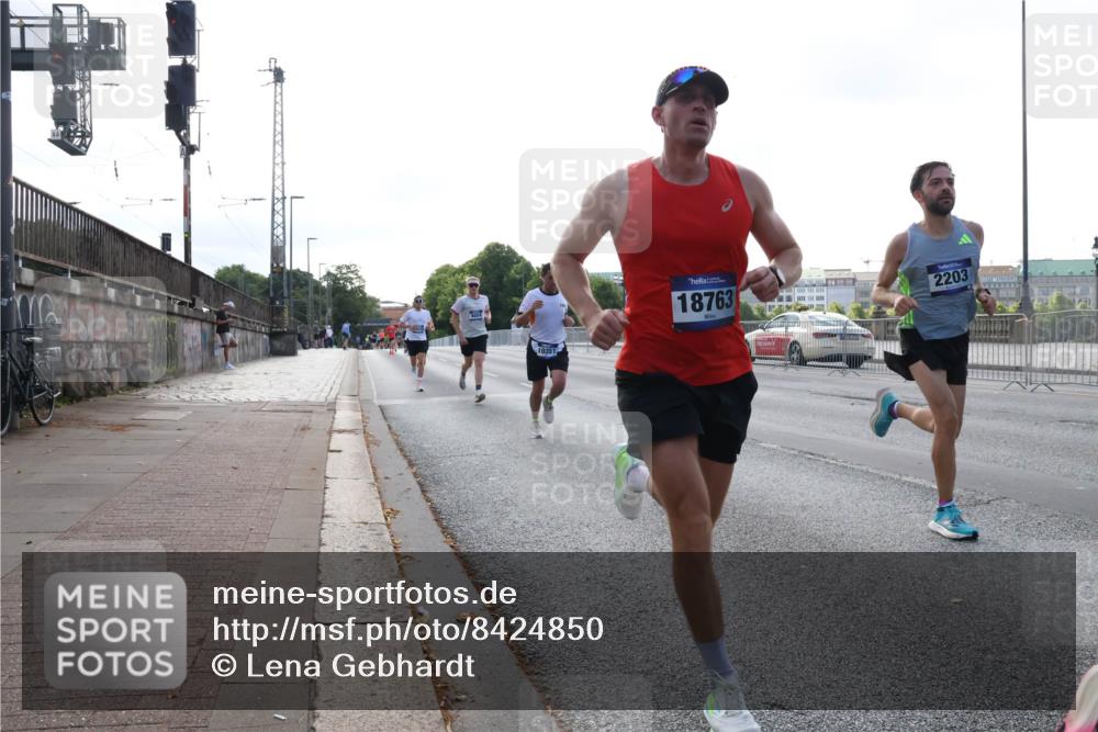 29.06.2025 - hella hamburg halbmarathon Lena Gebhardt http://msf.ph/oto/8424850 29.06.2025 09:43:38 Lombardsbrücke 10351, 18763, 2203, 1271, 2075, 2180, 2203, 3189, 6090, 7380, 8318, 9565, 9767, 9804, 10351, 10867, 11150, 13374, 13941, 14757, 15023, 15136, 15483, 15671, 17040, 17893, 18037, 18328, 18693, 18695, 18763, 18832, 18989 meine-sportfotos.de