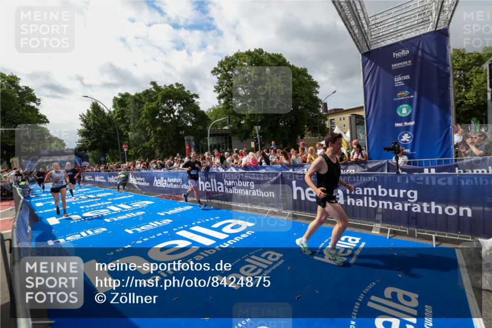 29.06.2025 - hella hamburg halbmarathon Zöllner http://msf.ph/oto/8424875 29.06.2025 10:34:10 Ziel 7884, 9376, 11019, 11202, 13066, 14448, 16724, 17751, 17877 meine-sportfotos.de