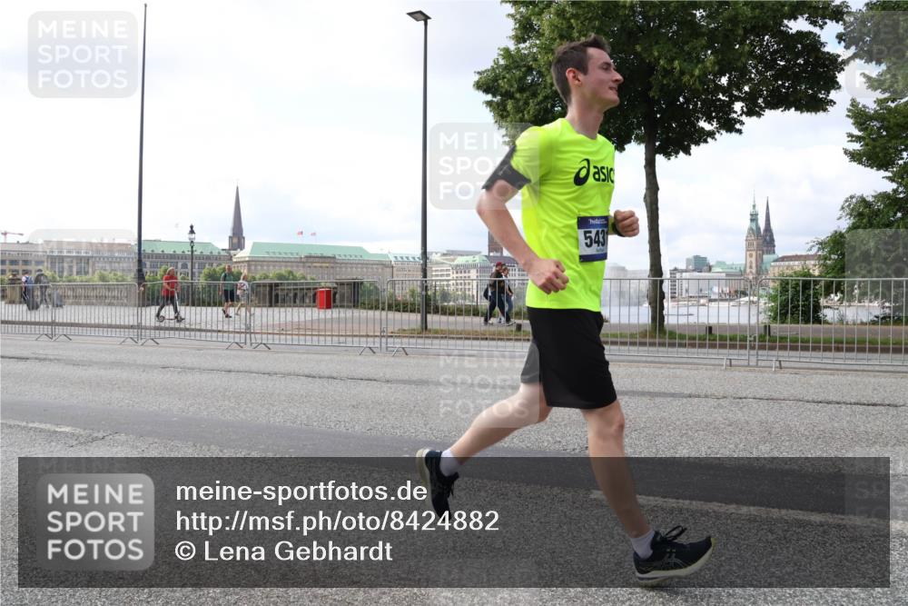 29.06.2025 - hella hamburg halbmarathon Lena Gebhardt http://msf.ph/oto/8424882 29.06.2025 10:06:22 Lombardsbrücke 543, 1245, 1448, 1766, 1830, 1842, 3062, 4169, 4542, 4666, 4868, 5431, 5807, 5951, 6014, 6314, 6664, 7138, 7741, 8051, 8316, 9361, 9560, 10214, 10297, 10736, 10781, 10886, 12371, 13042, 13054, 13475, 13481, 13863, 14369, 14607, 14987, 15113, 15145, 15229, 15377, 15462, 15537, 15766, 15772, 15858, 16441, 16687, 16933, 17059, 17239, 17746, 18042, 18575, 18577, 18652, 18768, 18857, 18910, 18913, 18966 meine-sportfotos.de