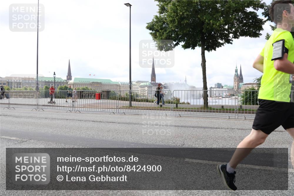 29.06.2025 - hella hamburg halbmarathon Lena Gebhardt http://msf.ph/oto/8424900 29.06.2025 10:06:22 Lombardsbrücke 1245, 1448, 1766, 1830, 1842, 3062, 4169, 4542, 4666, 4868, 5431, 5807, 5951, 6014, 6314, 6664, 7138, 7741, 8051, 8316, 9361, 9560, 10214, 10297, 10736, 10781, 10886, 12371, 13042, 13054, 13475, 13481, 13863, 14369, 14607, 14987, 15113, 15145, 15229, 15377, 15462, 15537, 15766, 15772, 15858, 16441, 16687, 16933, 17059, 17239, 17746, 18042, 18575, 18577, 18652, 18768, 18857, 18910, 18913, 18966 meine-sportfotos.de