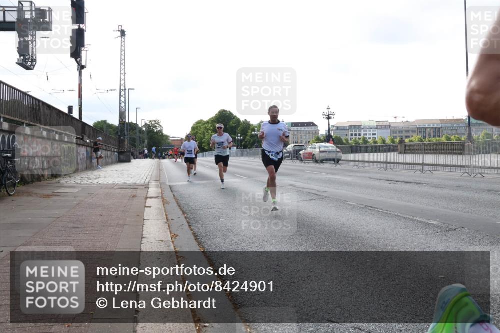 29.06.2025 - hella hamburg halbmarathon Lena Gebhardt http://msf.ph/oto/8424901 29.06.2025 09:43:39 Lombardsbrücke 9604, 1271, 2075, 2180, 2203, 3189, 6090, 7380, 8318, 8376, 9565, 9767, 9804, 10351, 10867, 11150, 13374, 13941, 14757, 15023, 15136, 15483, 15671, 17040, 17893, 18328, 18693, 18695, 18763, 18832, 18989 meine-sportfotos.de