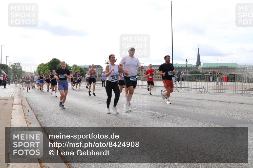29.06.2025 - hella hamburg halbmarathon Lena Gebhardt http://msf.ph/oto/8424908 29.06.2025 10:19:14 Lombardsbrücke 1755, 5034, 12619, 17621, 13424, 1332, 1349, 1708, 1718, 1755, 2017, 2096, 2311, 2589, 2781, 2795, 2802, 2812, 2895, 2993, 2995, 3026, 3105, 3118, 3631, 4718, 4722, 4845, 5034, 5080, 5098, 5178, 5264, 5266, 5323, 5429, 5449, 5834, 6194, 6249, 6413, 6477, 6482, 6542, 6736, 6939, 7051, 7121, 7143, 7252, 8537, 8575, 8761, 8778, 8780, 9252, 9270, 9272, 9549, 9652, 9756, 9757, 9856, 10037, 10039, 10124, 10129, 10467, 10816 meine-sportfotos.de