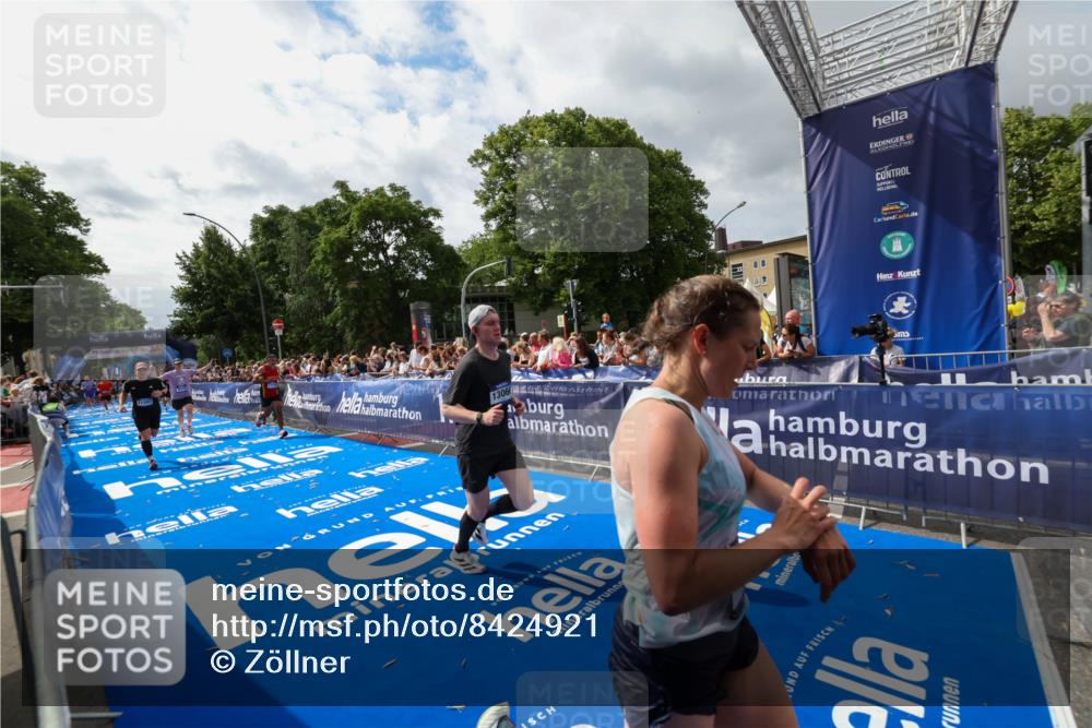 29.06.2025 - hella hamburg halbmarathon Zöllner http://msf.ph/oto/8424921 29.06.2025 10:34:13 Ziel 7884, 7901, 9376, 11202, 13066, 16724, 17751, 18906 meine-sportfotos.de