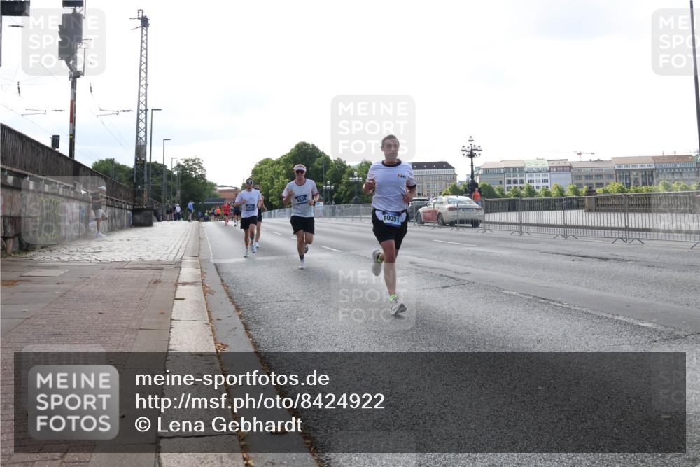 29.06.2025 - hella hamburg halbmarathon Lena Gebhardt http://msf.ph/oto/8424922 29.06.2025 09:43:39 Lombardsbrücke 9804, 10351, 1271, 2075, 2180, 2203, 3189, 6090, 7380, 8318, 8376, 9565, 9767, 9804, 10351, 10867, 11150, 13374, 13941, 14757, 15023, 15136, 15483, 15671, 17040, 17893, 18328, 18693, 18695, 18763, 18832, 18989 meine-sportfotos.de